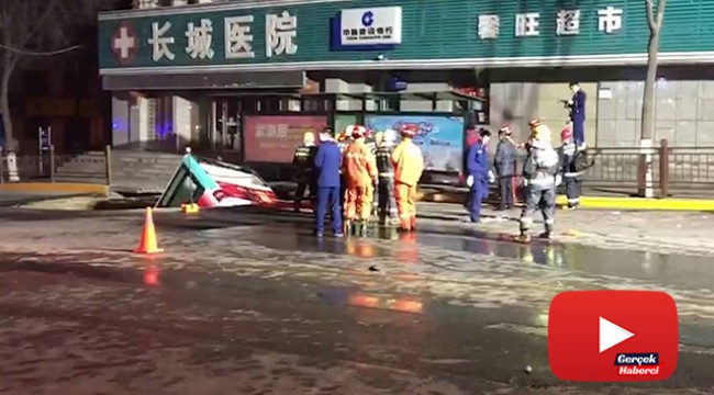 Çin’de yol çöktü, otobüs içine düştü: 6 ölü, 15 yaralı