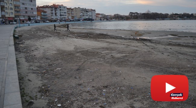 Deniz 30 metre çekildi, balıkçı tekneleri ortada kaldı