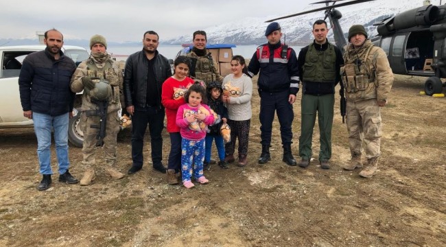Deprem sonrası halk jandarmayı bağrına bastı