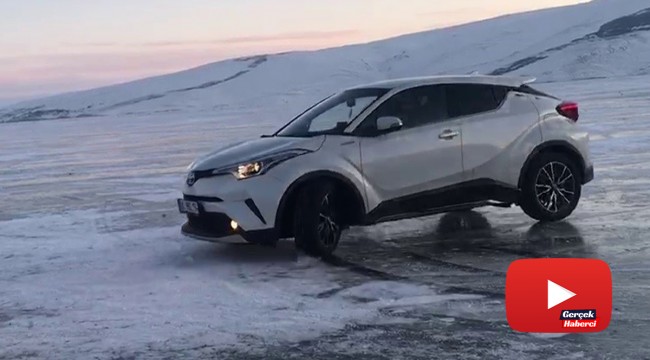 Donan göl üzerinde aracıyla drift yaptı