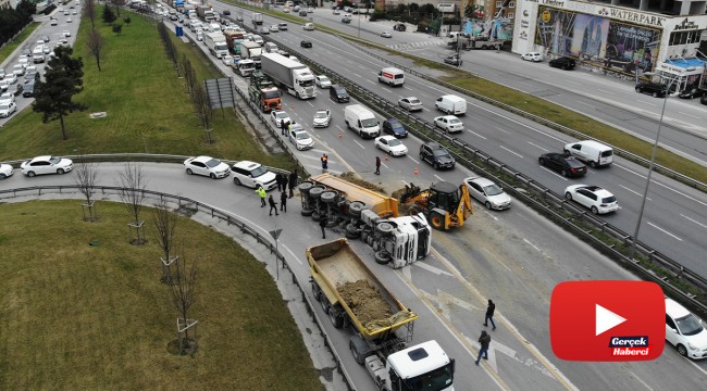 Haramidere TEM bağlantı yolunda hafriyat kamyonu devrildi