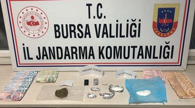 Jandarmadan kaçarken çamura saplandılar...Araçtan uyuşturucu çıktı