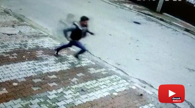 Kadını yerde sürükleyip telefonunu çalan kapkaççının kaçma anı kamerada