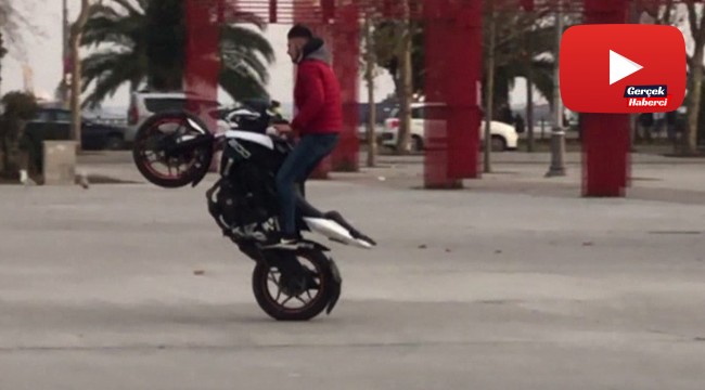 Motosikletli magandalar tek teker üzerinde ilerledi, insanların hayatını hiçe saydılar