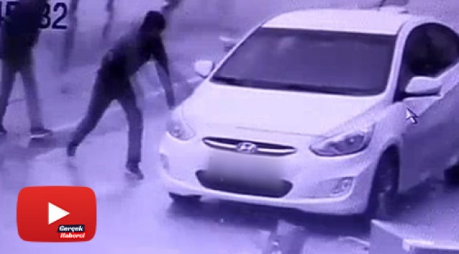 Otomobilin camını taşla kırıp, böyle soydular