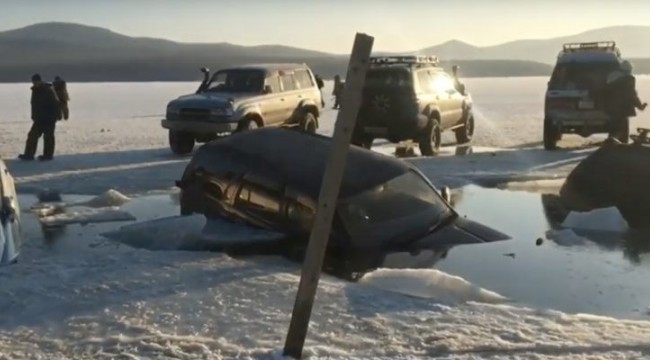 Rusya’da buz tabakası kırıldı, 45 araç suya battı