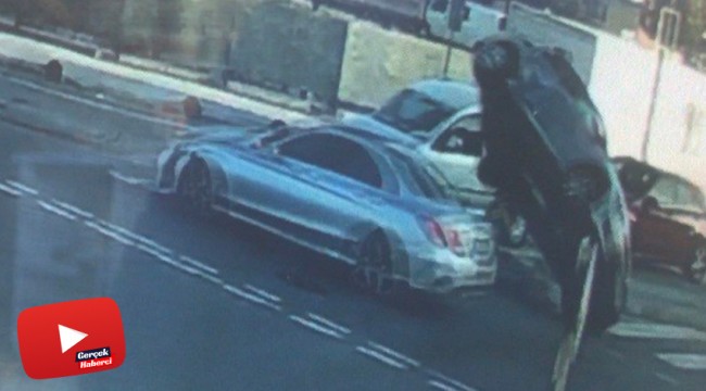 Seyir halindeki araca çarpıp devrilen otomobil kamerada
