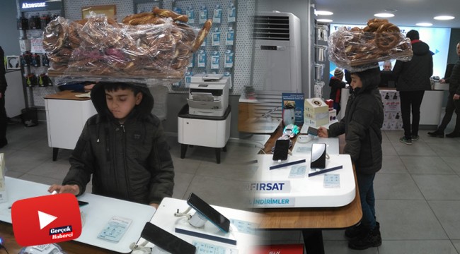 Simit tablasıyla girdiği bayide telefonla oynayan çocuğun görüntüleri yürek burktu