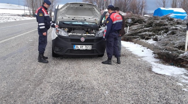Soğuk havada jandarmadan sürücülere sıcak çay jesti