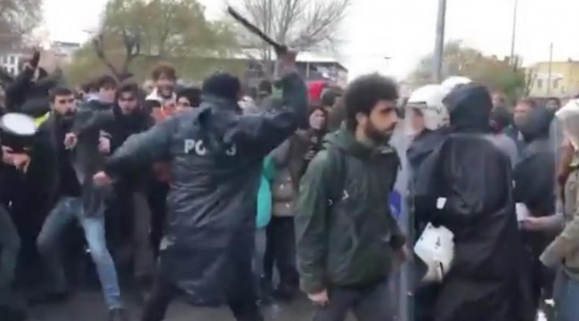 Yemek zammını protesto eden öğrencilere müdahale eden polislerden birine görevden uzaklaştırma