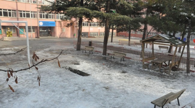 Afyonkarahisar'da karla oynayan öğrencilerdeki lekelerin nedeni belli oldu