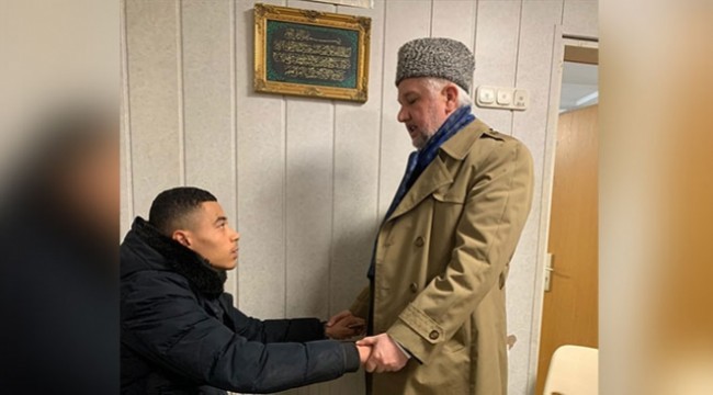 Almanya'da ırkçı saldırıdan kurtulan Kamerunlu genç Müslüman oldu