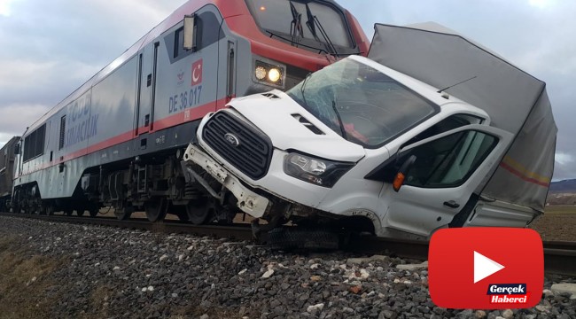 Bariyerleri kırıp geçmeye çalıştığı sırada tren çarptı