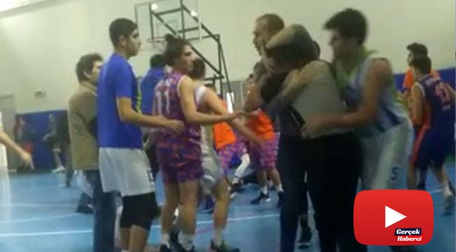 Basketbol maçında hakemlere tekmeli yumruklu saldırı kamerada