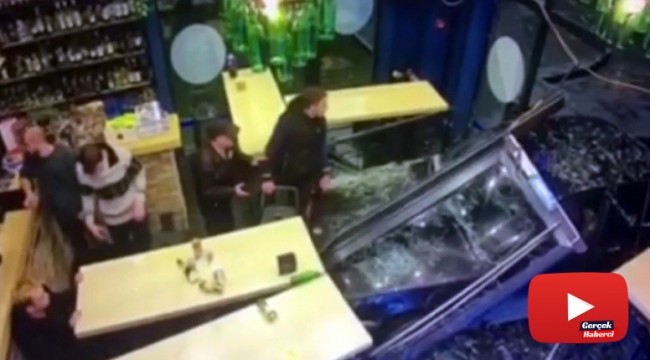 Bir otomobil kafede oturanların arasına daldı