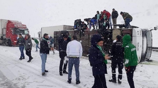 Bursaspor taraftarını taşıyan otobüs devrildi: 2 yaralı