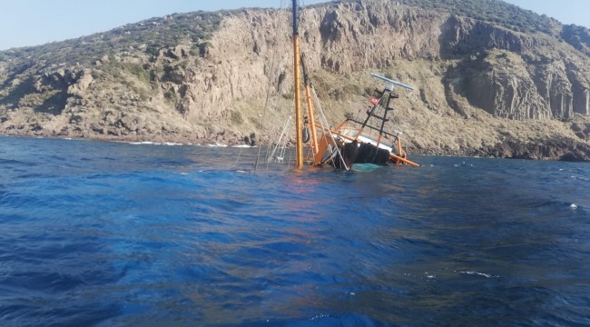 Çanakkale açıklarında karaya oturan gırgır teknesi battı