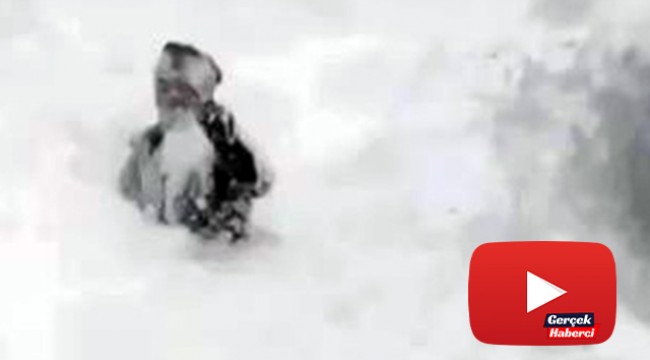 Çatıdaki karı temizlerken az daha canından oluyordu