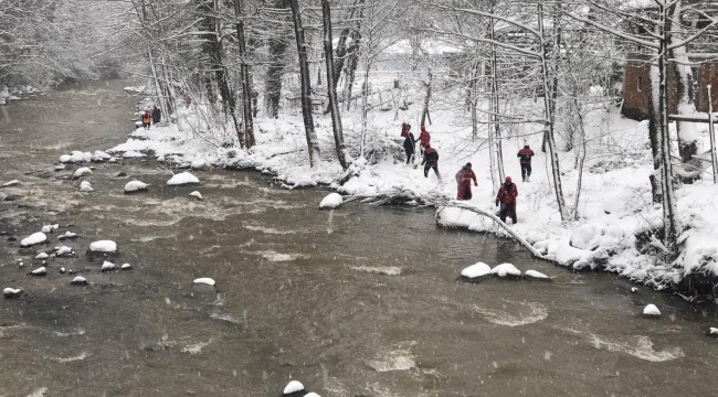 Dereye yuvarlanan kepçenin operatörü 1 metre karda aranıyor