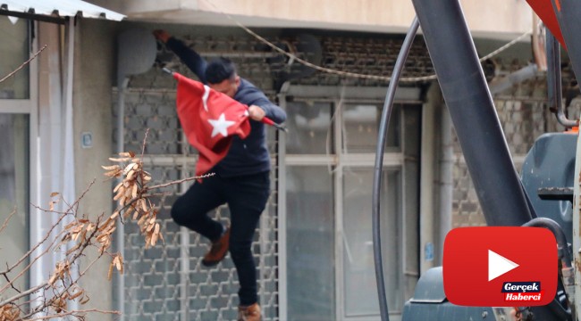 Elazığ'da yıkım öncesi operatörün bayrak hassasiyeti