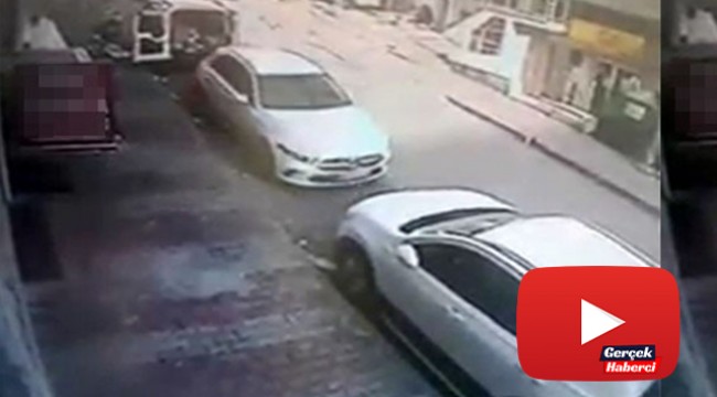 Fren yerine gaza basan sürücü önce araçlara çarptı ardından kaldırıma çıktı