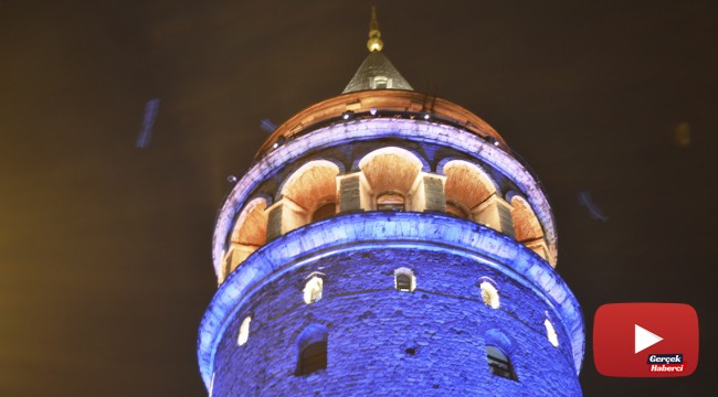 Galata Kulesi mavi ve turuncuya büründü
