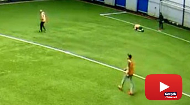 Halı sahada kalp krizinden ölüm anı kameralara yansıdı