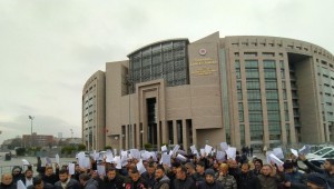 İBB'de işten çıkarılan işçilerden CHP Grup Başkanvekili Özel hakkında suç duyurusu