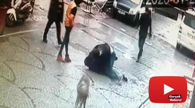 İki gencin sokak ortasında tekmeli yumruklu kavgası kamerada