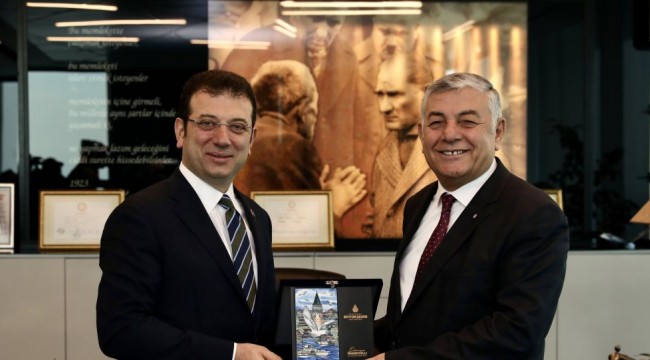 İmamoğlu: İlk mazbatayı saklıyorum, ikisi yan yana asılı, arasında fotoğraf çektiriyorlar