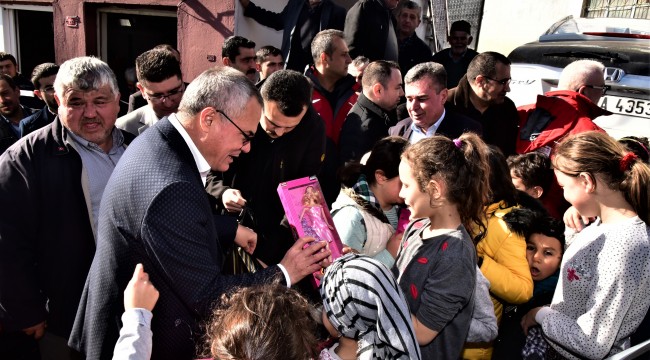 Manisa Valisi Ahmet Deniz, depremzedeleri ziyarete devam ediyor