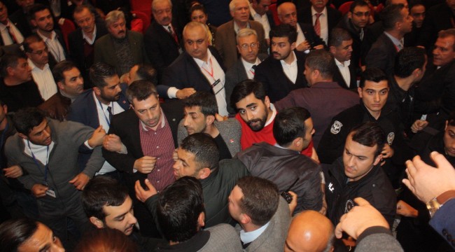 Mersin&#039;de CHP kongresinde gerginlik