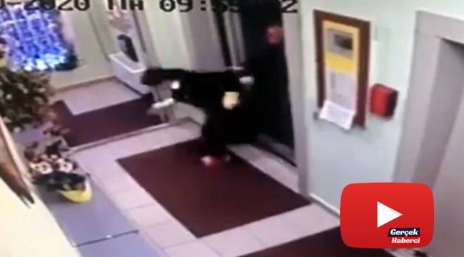 Otel müşterisi, temizlikçi kadını asansörden dışarı fırlattı