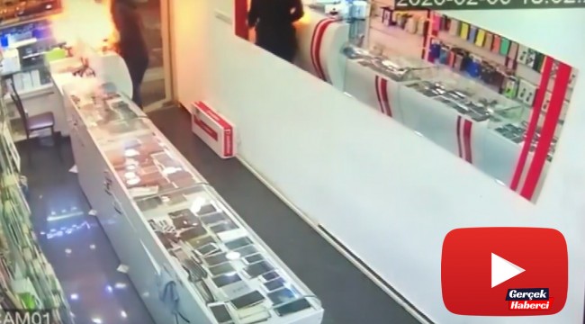 Tamir etmek istediği telefon elinde alev aldı