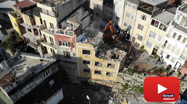 Tarihi surlar ve çeşmenin üzerindeki oteller yıkıldı