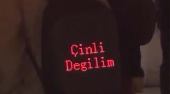 Tayvanlı turist İstanbul'da "Çinli değilim" levhasıyla geziyor