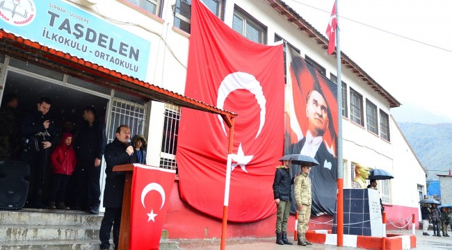 Vali konuştu, asker ıslanmasın diye koruması şemsiye tuttu