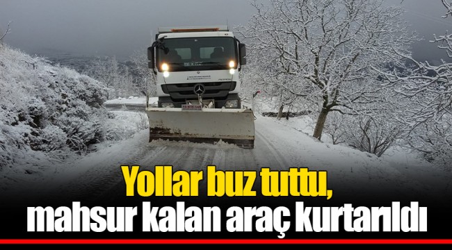 Yollar buz tuttu, mahsur kalan araç kurtarıldı