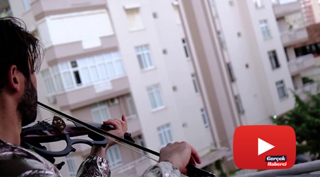 Adanalı kemancı evinden çıkmayan komşularına balkondan konser verdi