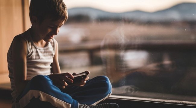 Çocuklarda cep telefonu ve tablet kullanımı omurga problemine yol açıyor