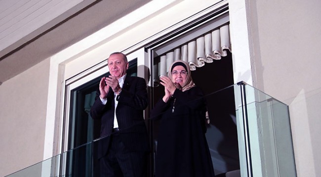 Erdoğan ve eşi Emine Erdoğan'dan alkışlı destek