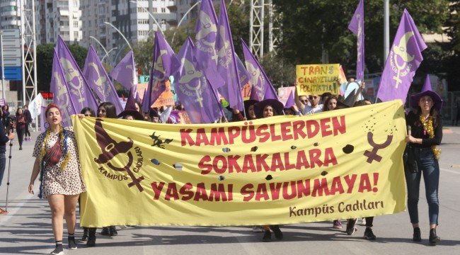 Erkekleri Mitingten Kovdular