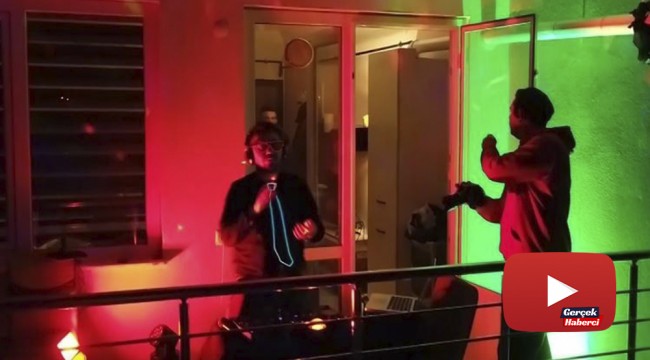 Evde kalan vatandaşlara balkonundan DJ’lik yaparak moral verdi