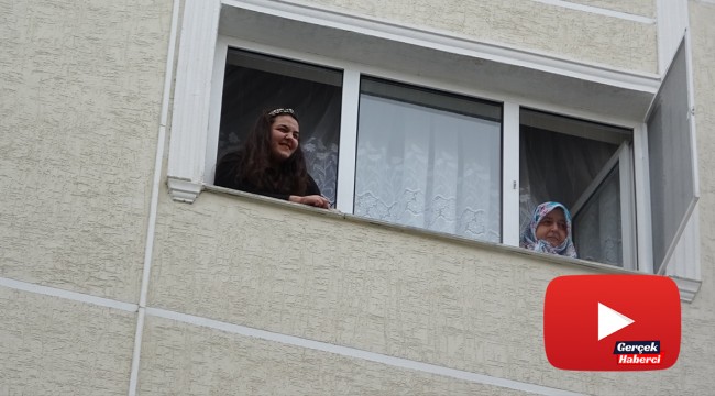 Evden çıkamayan komşular camdan cama gün yaptı