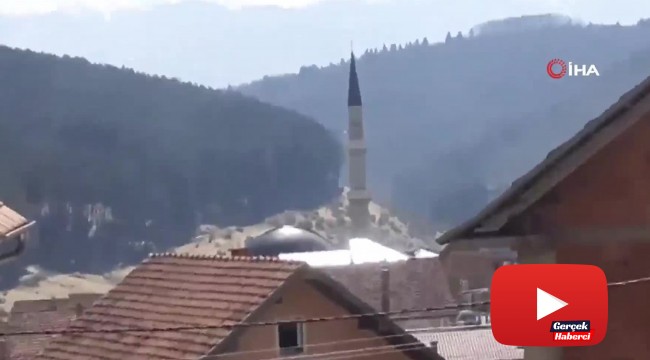 Ezan okuyan müezzin gözyaşlarına hakim olamadı