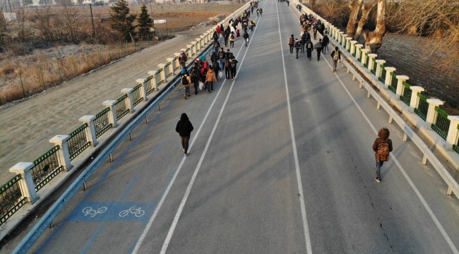 Göçmenler akın akın sınıra gelmeye devam ediyor