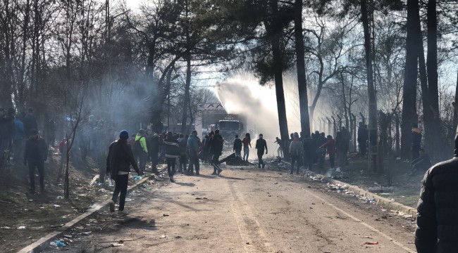 Göçmenlere müdahale etmek isteyen asker sınırda kamyondan düştü