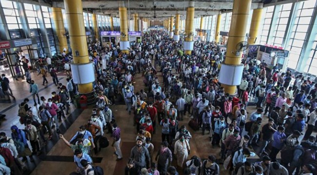 Hindistan'da koronavirüs göçü: Onbinlerce kişi trenlere akın etti
