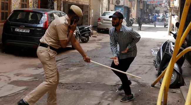 Hindistan'da sokağa çıkma yasağına uymayanlara polis sopayla 'müdahale etti'