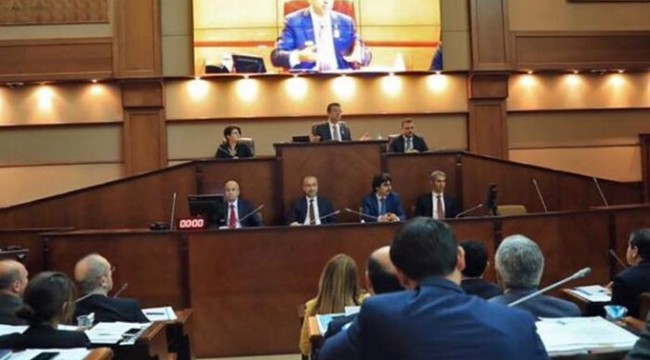 İBB Meclisi'nde gerilim! AK Partili ismin üzerine yürüdüler